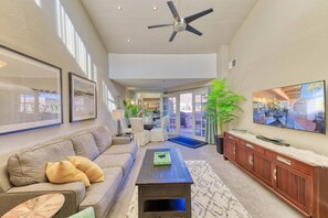 TV - Chic 1-bedroom, 2 baths condo in the heart of Palm Springs. (Palm Springs)