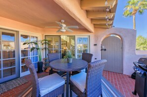 Outdoor dining - Chic 1-bedroom, 2 baths condo in the heart of Palm Springs. (Palm Springs)