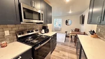 Apartemen Deluks | Dapur pribadi | Lemari es besar, microwave, oven, dan kompor