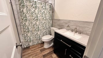 Apartemen Deluks | Kamar mandi | Kombinasi shower/bathtub dan perlengkapan mandi gratis