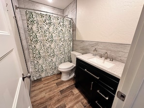 Deluxe Apartment | Bathroom