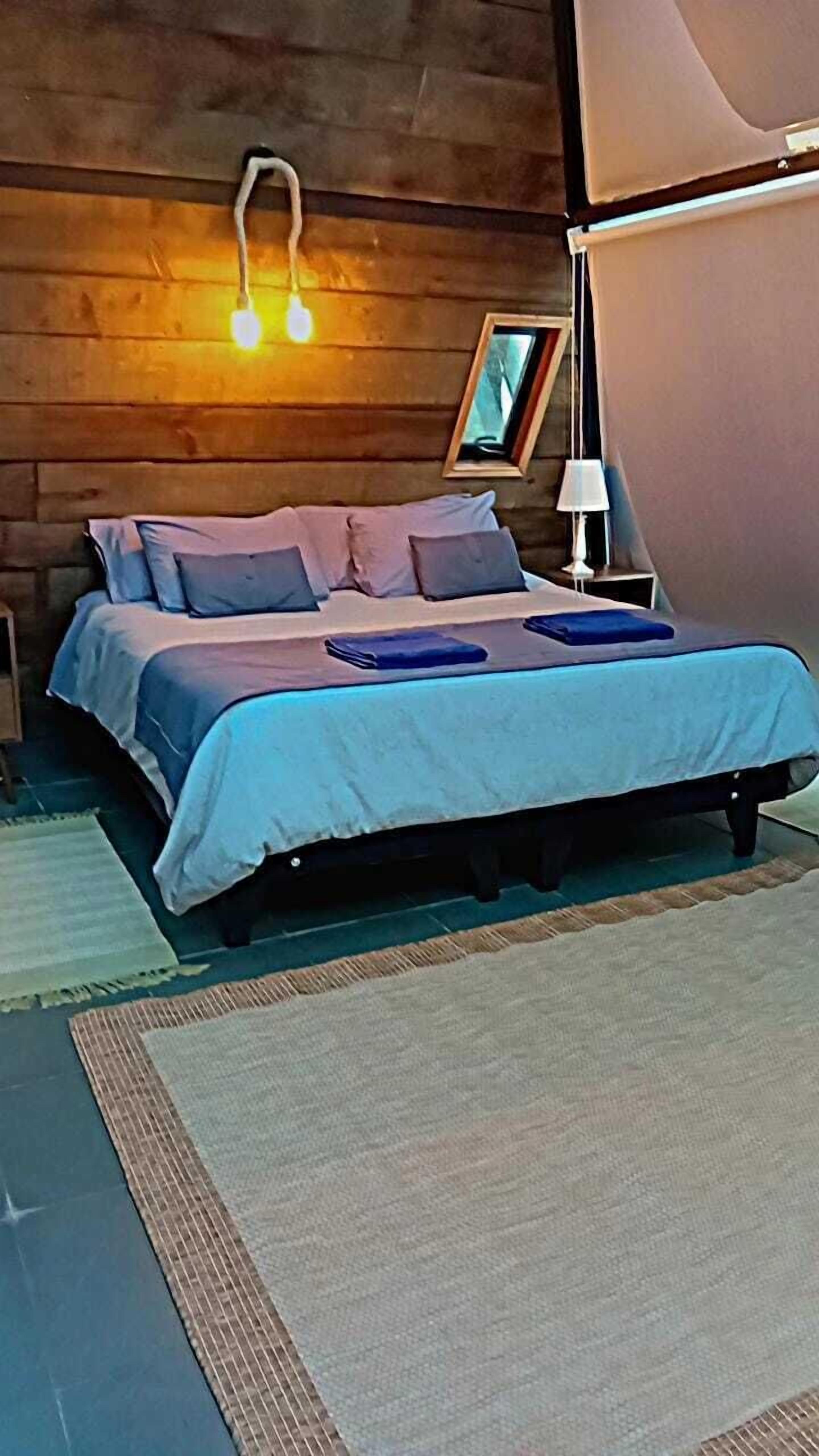 デラックス ダブルルーム パティオ プールビュー | 遮光カーテン、WiFi (無料)