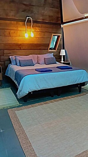 Chambre Deluxe double, patio, vue sur la piscine | Rideaux dâobscurcissement, accĂšs au Wi-Fi (inclus)