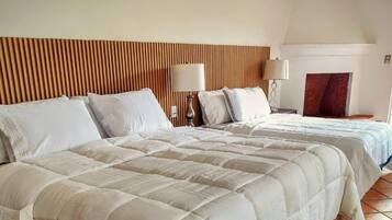 Edredón, espacio para trabajar con laptop y cortinas blackout