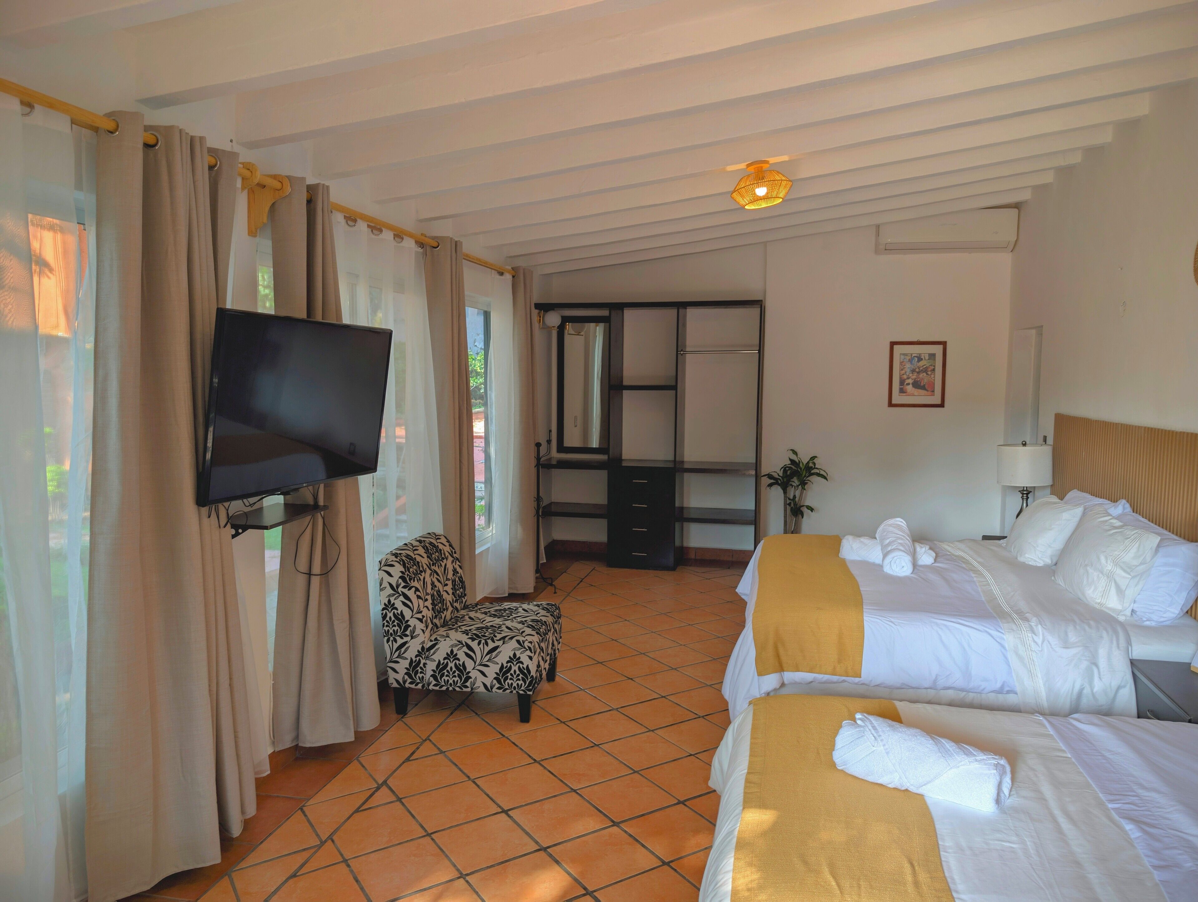 豪華雙人房, 多張床, 花園景觀 | 羽絨被、Select Comfort 床墊、筆電工作空間、遮光布/窗簾