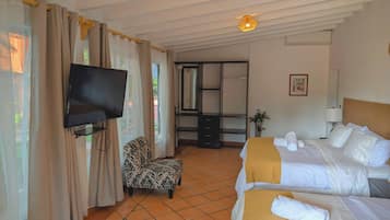 Habitación Deluxe doble, varias camas, vistas al jardín | Edredones de plumas y colchones Select Comfort