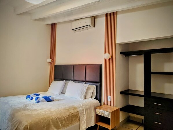 Cubrecamas, espacio para trabajar con laptop y cortinas blackout 