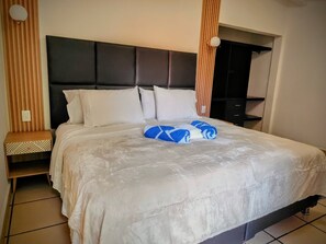 Down comforters, Select Comfort beds, laptop workspace, blackout drapes - Hotel Eterna Primavera Cuernavaca (Cuernavaca)