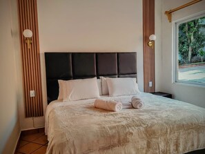 羽絨被、手提電腦工作空間、遮光窗簾/窗簾、免費 Wi-Fi