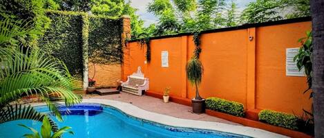 حمّام سباحة خارجي