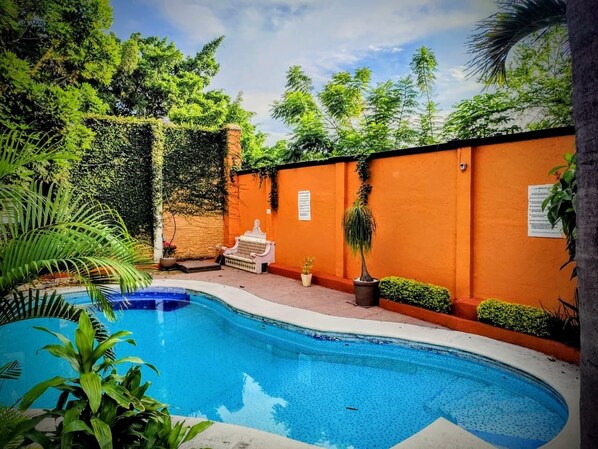 Una piscina al aire libre