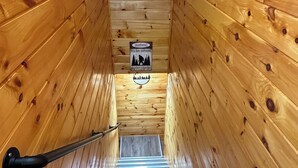 Una escalera de madera con un letrero de advertencia en la parte superior.