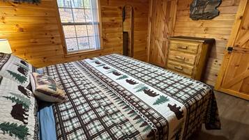 3 bedrooms, desk, iron/ironing board, free WiFi