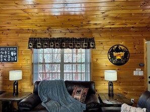 TV connectée, cheminée, baby-foot, livres