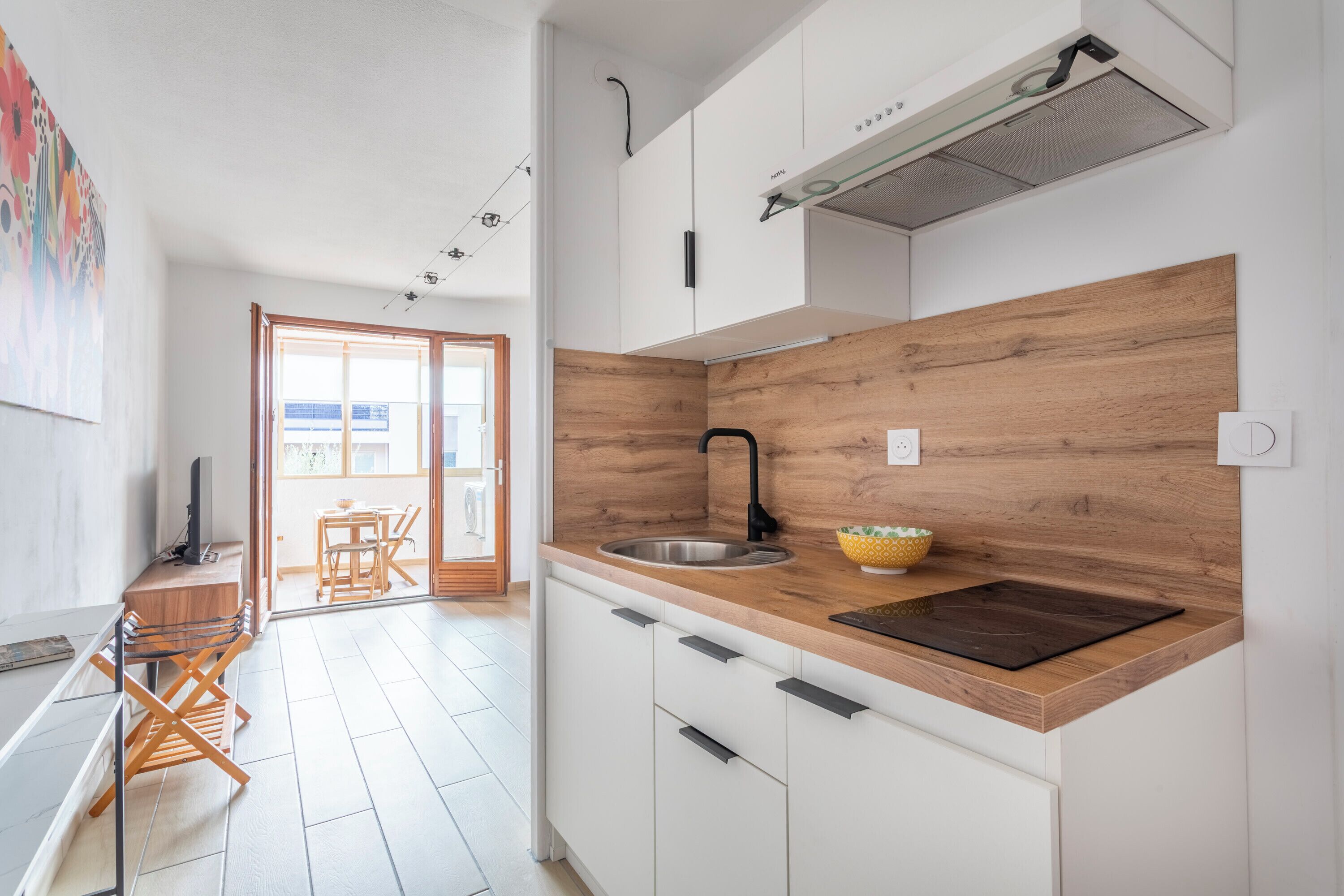 Kjøleskap, mikrobølgeovn og kaffetrakter/tekoker