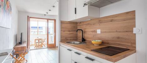 Kjøleskap, mikrobølgeovn og kaffetrakter/tekoker