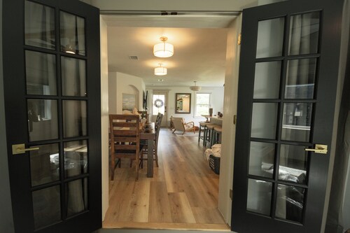 Coastal Getaway / 2BR/2BA Cottage + Bonus Room near Downtown & Cumberland Island