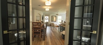 Coastal Getaway / 2BR/2BA Cottage + Bonus Room near Downtown & Cumberland Island