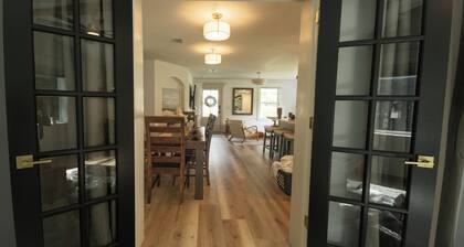 Coastal Getaway / 2BR/2BA Cottage + Bonus Room near Downtown & Cumberland Island