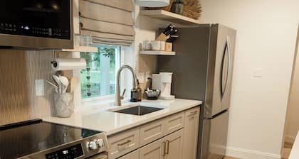 Coastal Getaway / 2BR/2BA Cottage + Bonus Room near Downtown & Cumberland Island