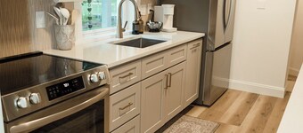 Coastal Getaway / 2BR/2BA Cottage + Bonus Room near Downtown & Cumberland Island