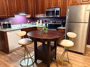 Fridge, microwave, oven, stovetop - Walk to Festivals, Concerts, Conventions, & More!! (Richmond)