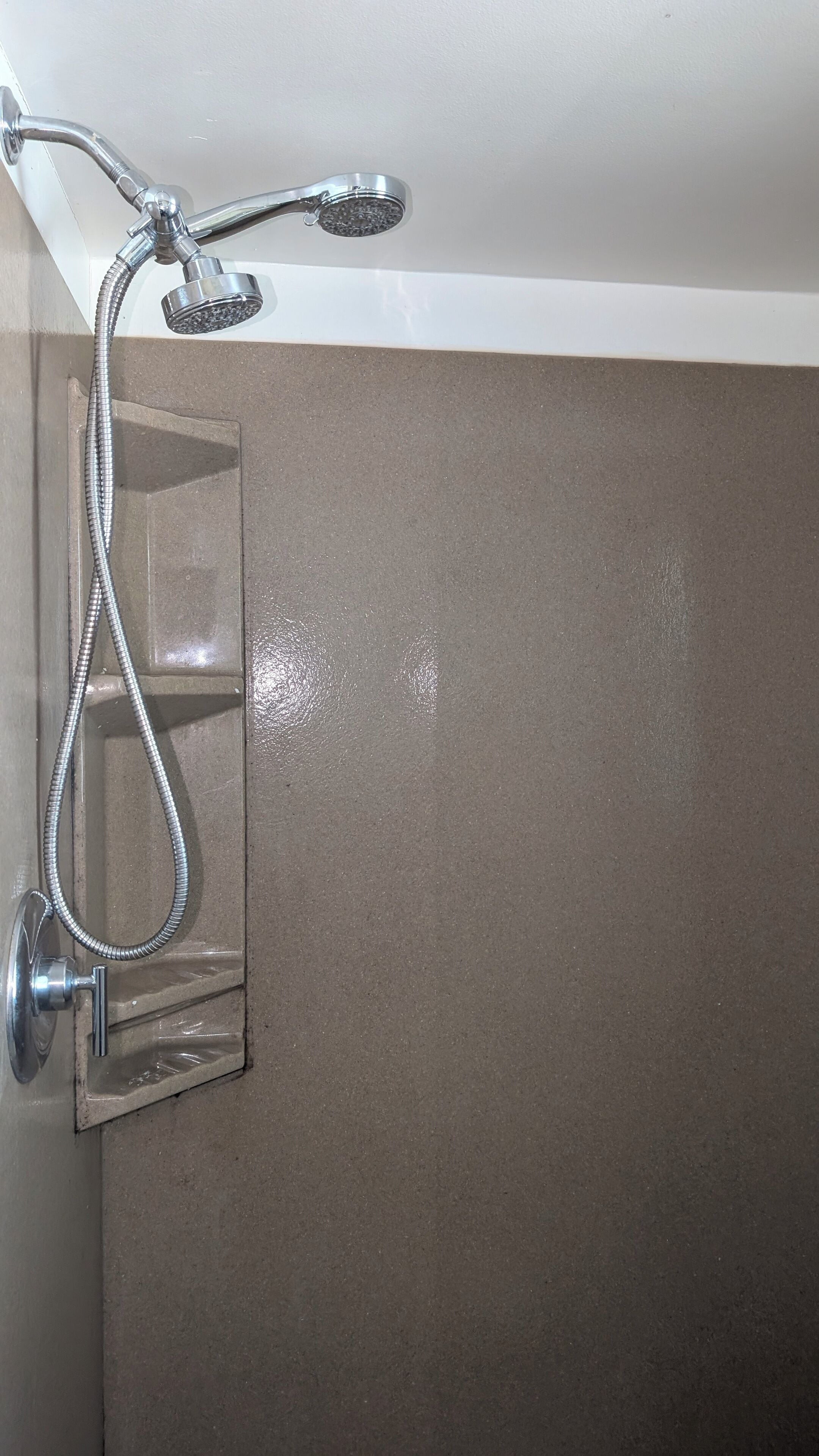 Sèche-cheveux, serviettes fournies, papier toilette