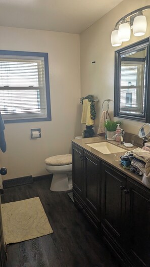 Hair dryer, towels, toilet paper - Located right at the corner in a welcoming neighborhood with amenities nearby. (Lima)