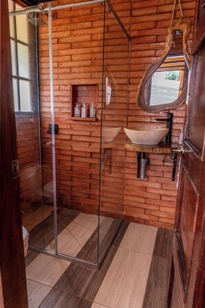 Suihku, hiustenkuivaaja, pyyhkeet, saippua