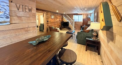 Trout View Cottage-Creekside fire pit, 2 bedrooms Sleeps 6 near ANF fun!