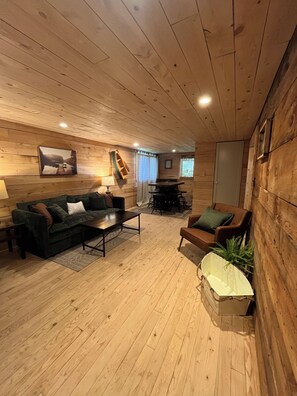 Téléviseur connecté, foyer, table de baby-foot