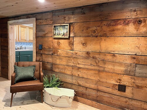 Trout View Cottage-Creekside fire pit, 2 bedrooms Sleeps 6 near ANF fun! 