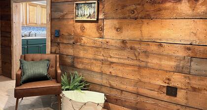 Trout View Cottage-Creekside fire pit, 2 bedrooms Sleeps 6 near ANF fun!