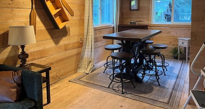 Trout View Cottage-Creekside fire pit, 2 bedrooms Sleeps 6 near ANF fun!