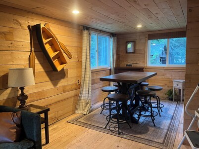 Trout View Cottage-Creekside fire pit, 2 bedrooms Sleeps 6 near ANF fun! 
