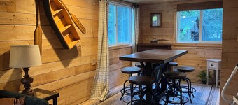Trout View Cottage-Creekside fire pit, 2 bedrooms Sleeps 6 near ANF fun!