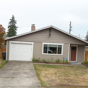 Exterior - Pet-Friendly Remodeled 3-bedroom Charmer in Trendy Tacoma (Tacoma)