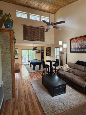 TV, fireplace