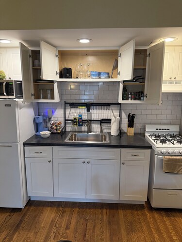 Park Ave 1BR • Free Parking & Patio • Walkable!