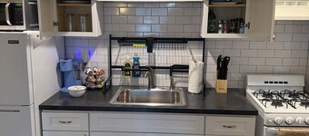 Park Ave 1BR âą Free Parking & Patio âą Walkable!