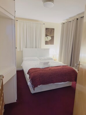 3 habitaciones, tabla de planchar con plancha, wifi y ropa de cama 