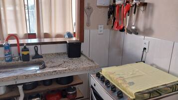 Een koelkast, een kookplaat, een waterkoker, een blender