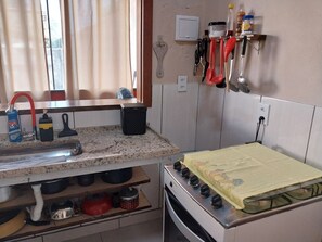 Frigorífico, placa de cocina, hervidor eléctrico y licuadora