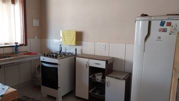 Kühlschrank, Herdplatte, Wasserkocher, Mixer