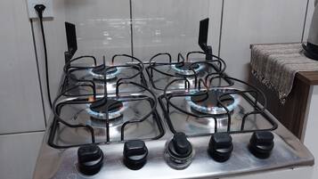 Refrigerador, parrilla de estufa, tetera eléctrica y licuadora