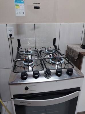 雪櫃、爐具、電熱水壺、攪拌機