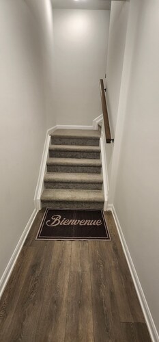 A Hommy away from Home with Trails & all Amenities within 5mins drive!