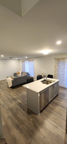 A Hommy away from Home with Trails & all Amenities within 5mins drive!