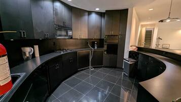 雪櫃、微波爐、焗爐、洗碗機