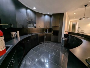 Een koelkast, een microgolfoven, een oven, een vaatwasser